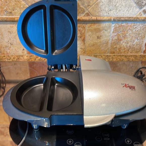 COPY - GT XPRESS DELUXE GRILLER... makes grilling so much fun....w/ 3 cookbooks! - Picture 2 of 10